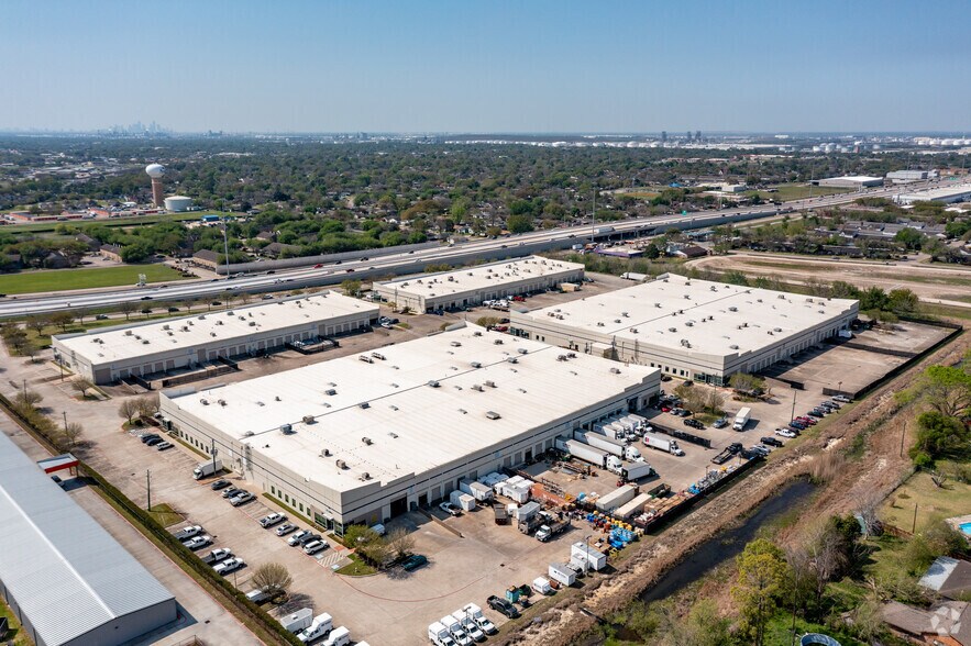 1455 E Sam Houston Pky S, Pasadena, TX à louer - Photo du bâtiment - Image 3 de 19