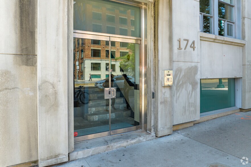 174 Spadina Ave, Toronto, ON à louer - Photo du bâtiment - Image 2 de 10