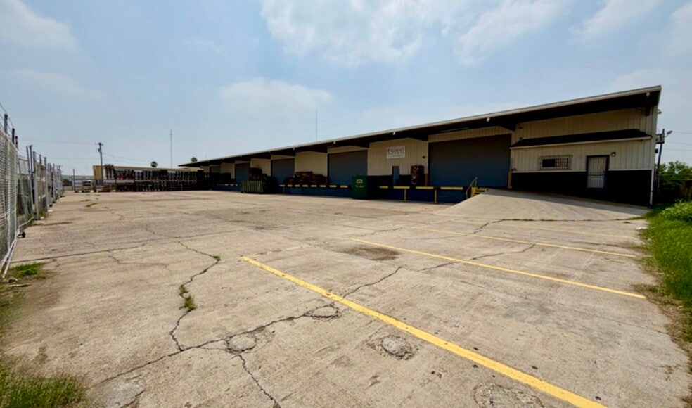 3102 Vidaurri Ave, Laredo, TX for lease - Building Photo - Image 1 of 17
