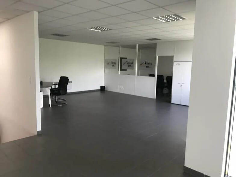 Flex in Stains for lease - Interior Photo - Image 2 of 5