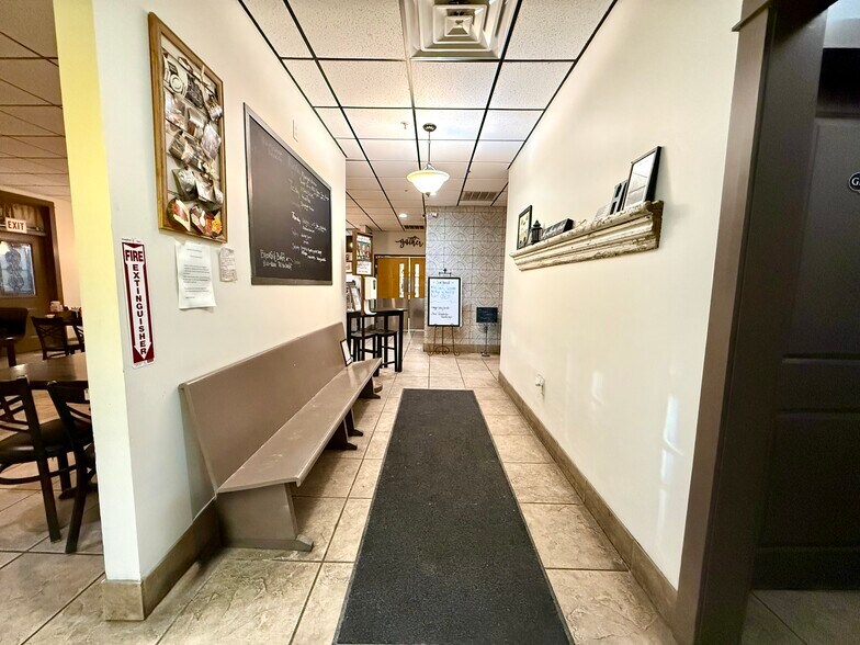 609 E Main St, Malone, NY à vendre - Photo du bâtiment - Image 2 de 30