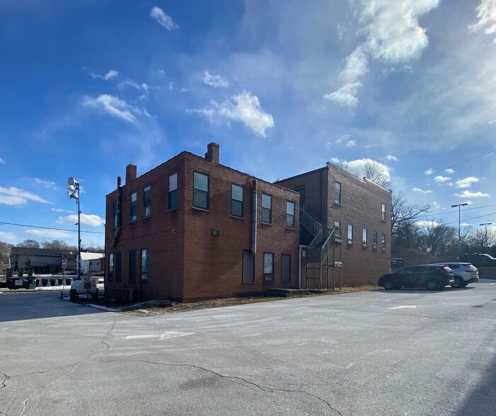 111 E Van Emmon St, Yorkville, IL for lease - Building Photo - Image 3 of 4