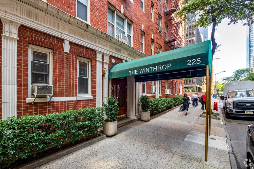 225 E 47th St, New York, NY à vendre - Photo du bâtiment - Image 3 de 12