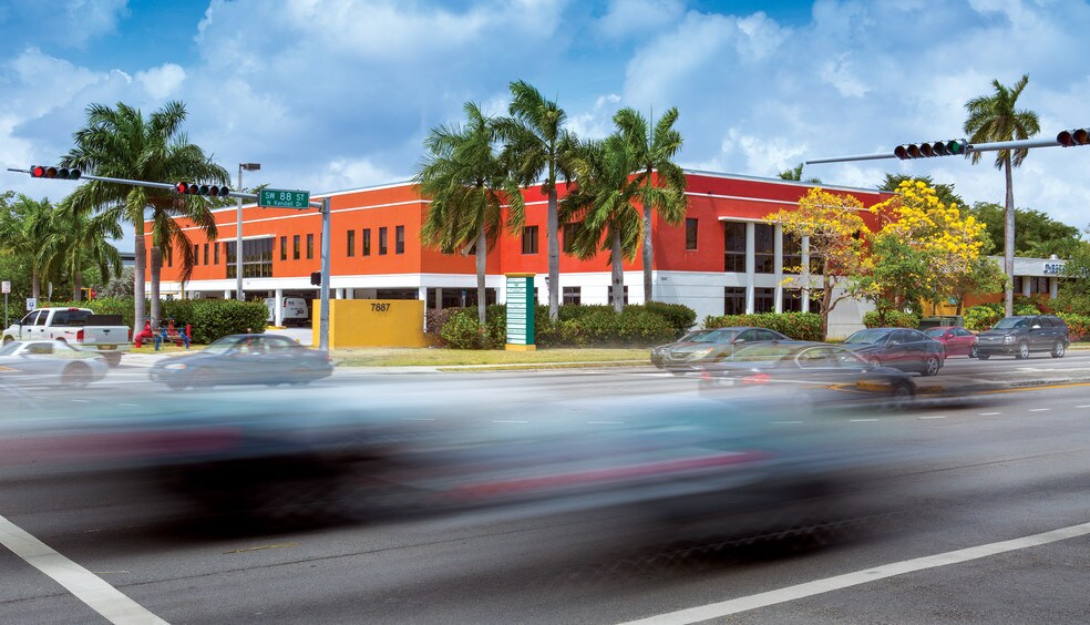 7867 N Kendall Dr, Miami, FL à louer - Photo du bâtiment - Image 3 de 9