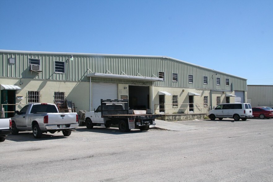4249 LB Mcleod Rd, Orlando, FL à louer - Photo du bâtiment - Image 2 de 4