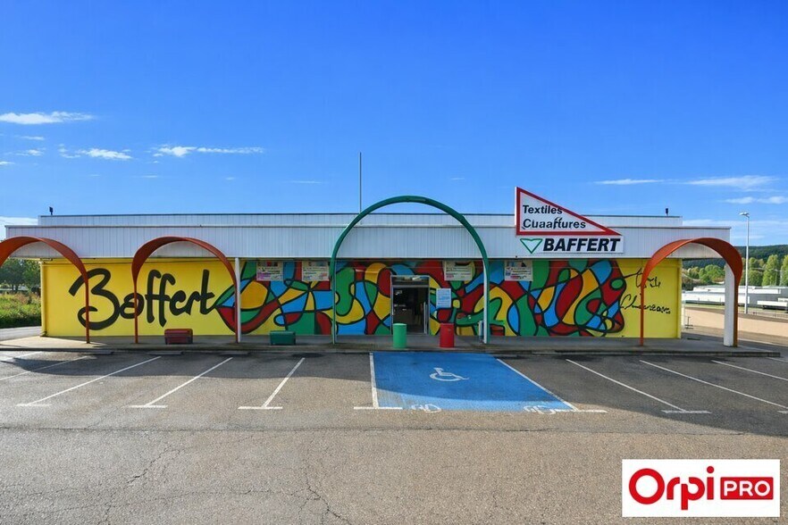 Industrial in Ruy-Montceau for lease - Building Photo - Image 1 of 6