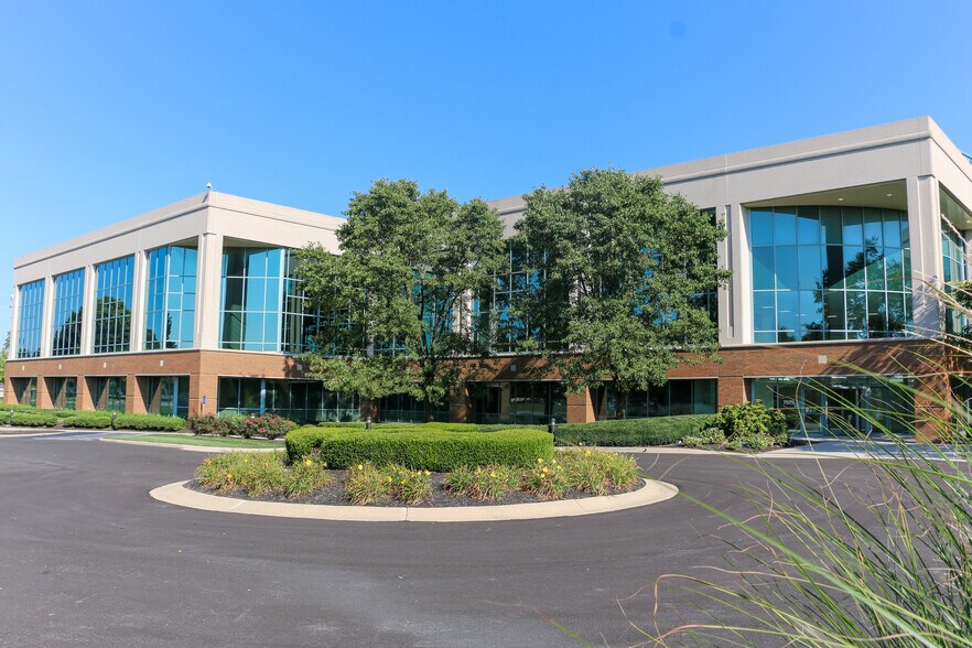 7575 Huntington Park Dr, Columbus, OH à louer - Photo du bâtiment - Image 1 de 3