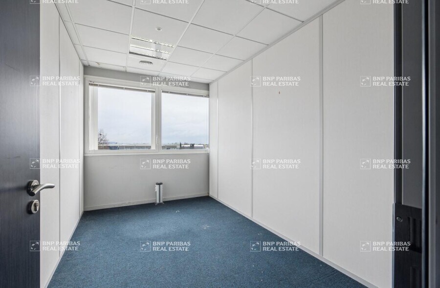 Office in Marignane for lease - Interior Photo - Image 2 of 22
