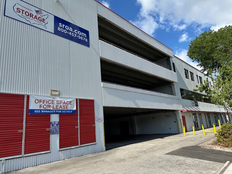 1000 W Pembroke Rd, Hallandale Beach, FL à louer - Photo du bâtiment - Image 3 de 12
