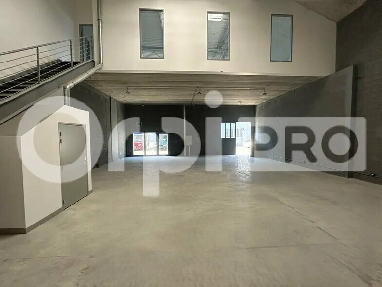 Office in Vaux-le-Pénil for lease - Building Photo - Image 1 of 5