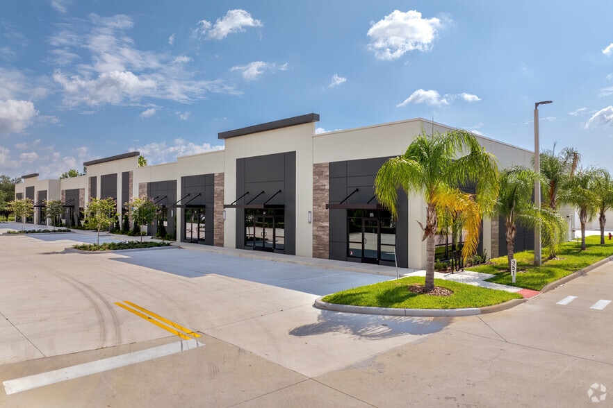 315 Monroe Rd, Sanford, FL à louer - Photo du bâtiment - Image 3 de 6