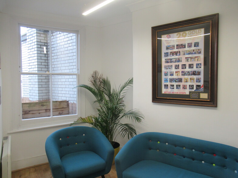 10 The Broadway, London for lease - Interior Photo - Image 3 of 6