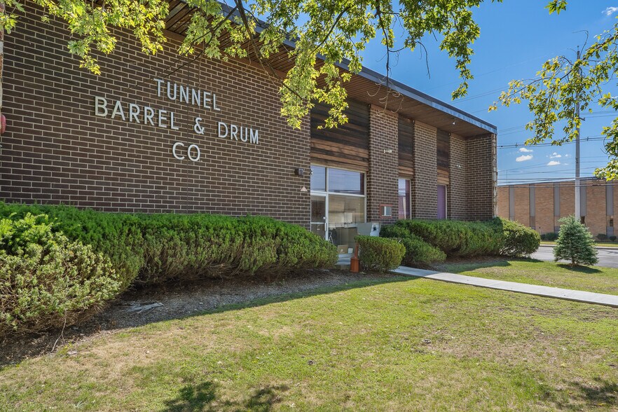 85 Triangle Blvd, Carlstadt, NJ for lease - Building Photo - Image 1 of 3