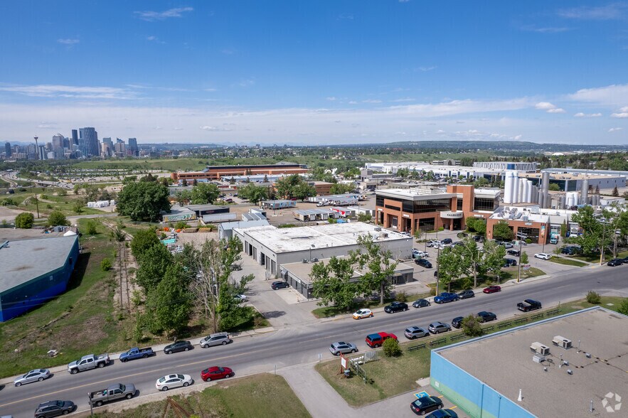315 19th St SE, Calgary, AB à louer - Photo du bâtiment - Image 2 de 15