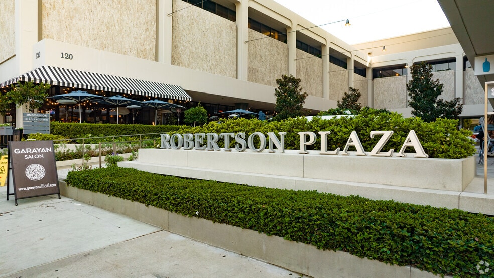 116-120 N Robertson Blvd, West Hollywood, CA for lease - Building Photo - Image 2 of 7