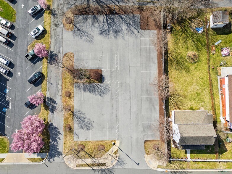 Front Royal Portfolio portefeuille de 3 propriétés à vendre sur LoopNet.ca - Photo principale - Image 3 de 3