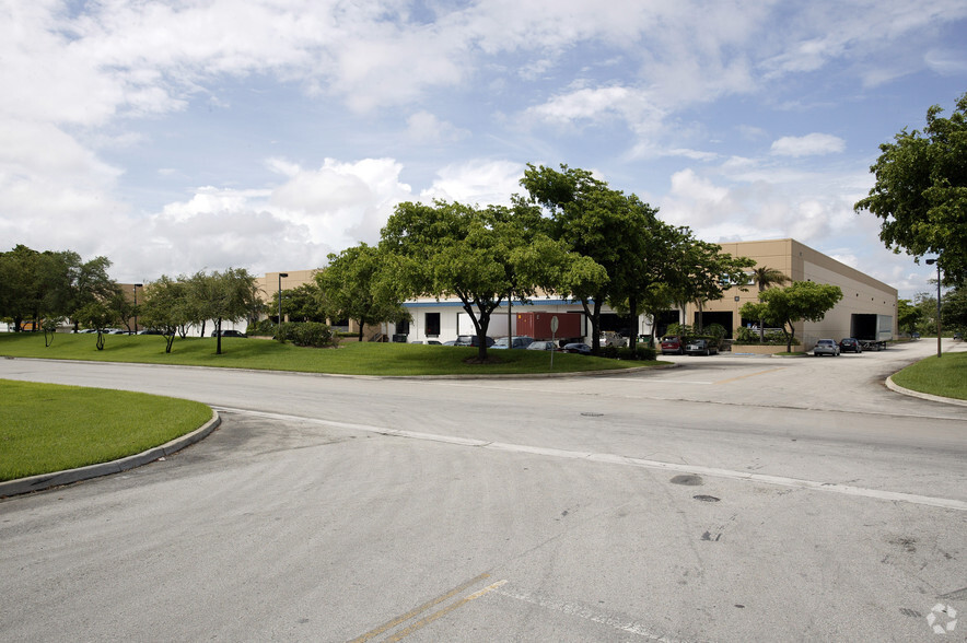 11800 NW 100th Rd, Medley, FL for lease - Building Photo - Image 1 of 5