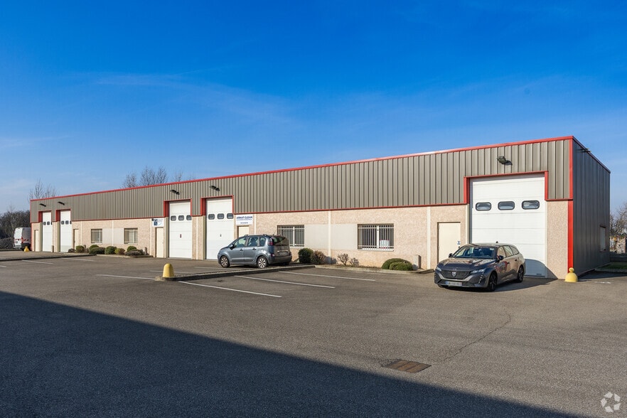 Flex in Chassieu for lease - Building Photo - Image 2 of 8