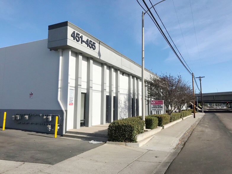 1291 Simpson Way, Escondido, CA à louer - Photo du bâtiment - Image 3 de 7