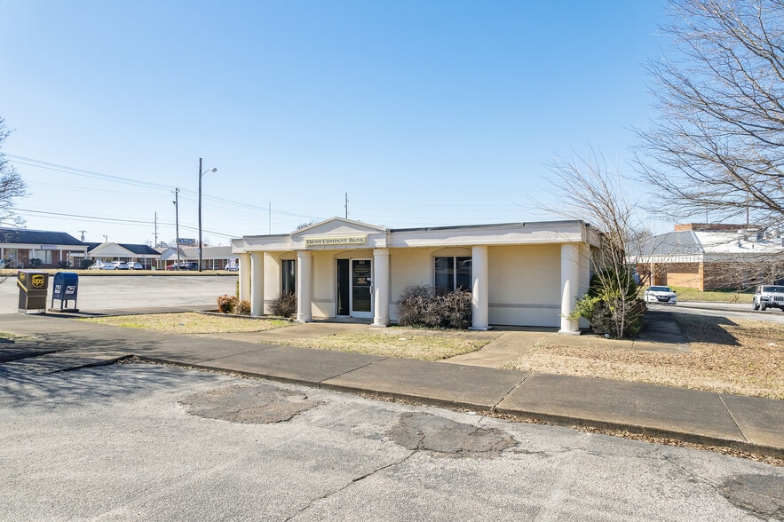 385 N Parkway, Jackson, TN à vendre - Photo du bâtiment - Image 3 de 8