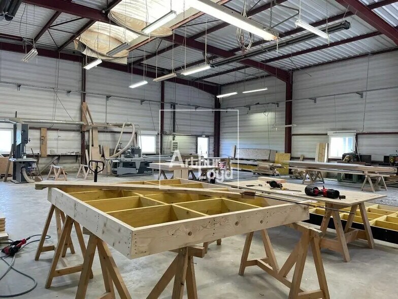 Bureau dans Montereau-sur-le-Jard à louer - Photo de construction - Image 2 de 3