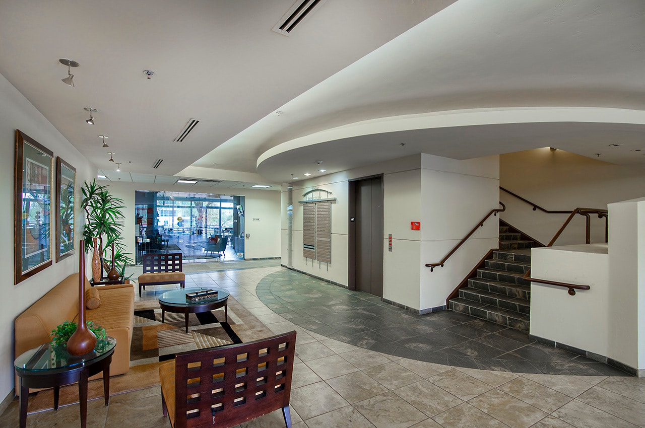 8765 E Bell Rd, Scottsdale, AZ 85260 - Unité 109-111 - - Photo intérieure - Image 1 of 10