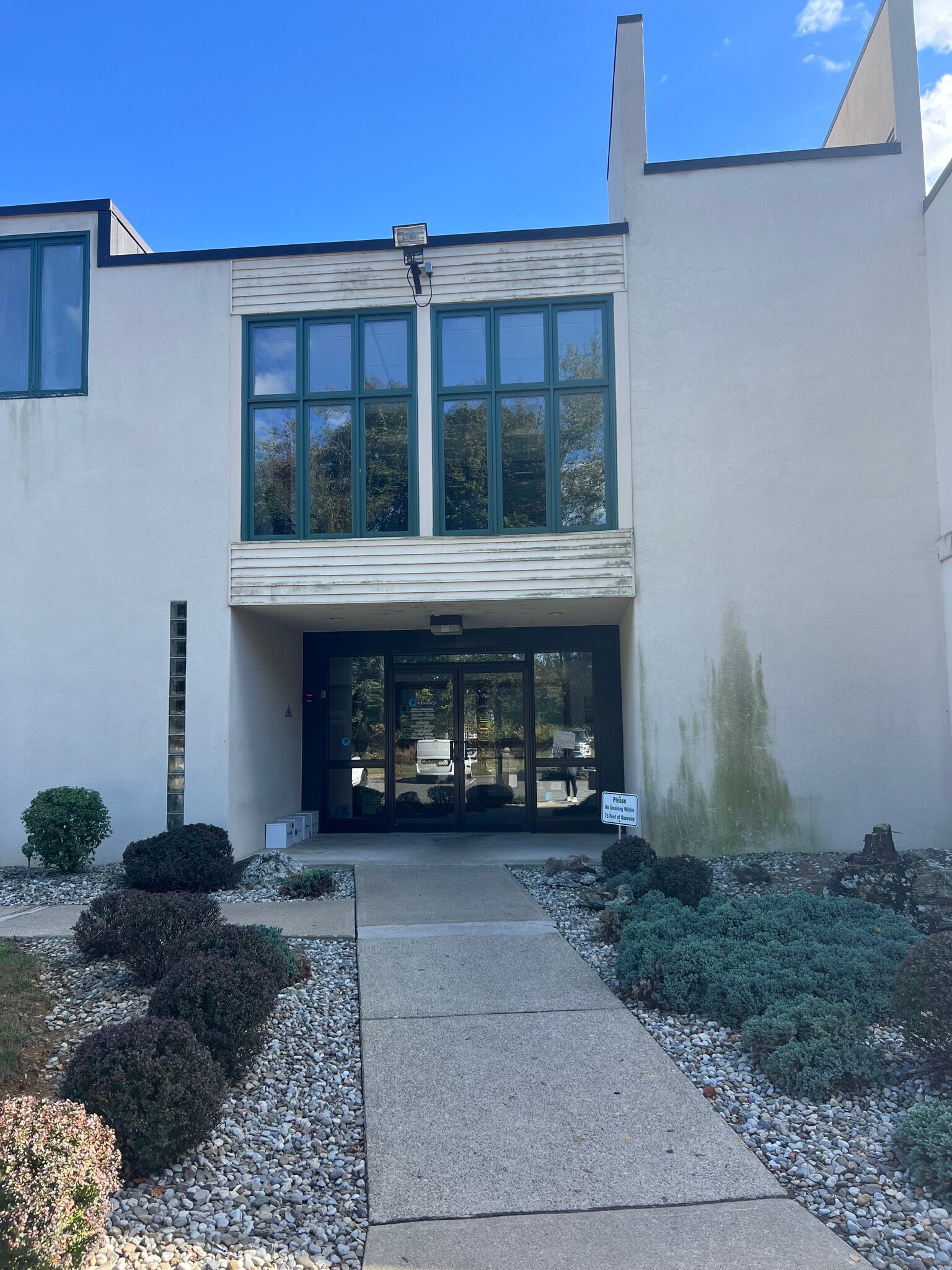 401-423 Coventry Dr, Phillipsburg, NJ for lease Building Photo- Image 1 of 8