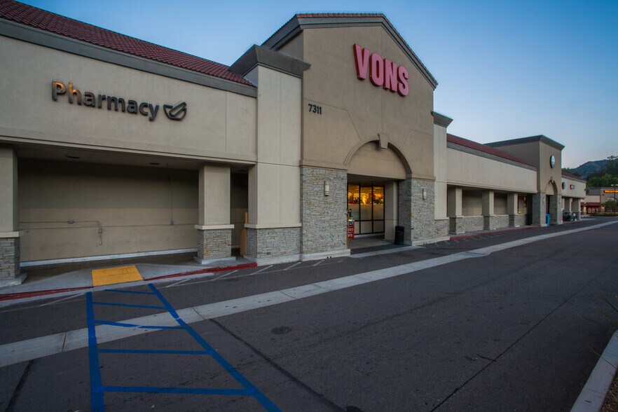 7311 N Figueroa St, Los Angeles, CA à louer - Photo du bâtiment - Image 2 de 5