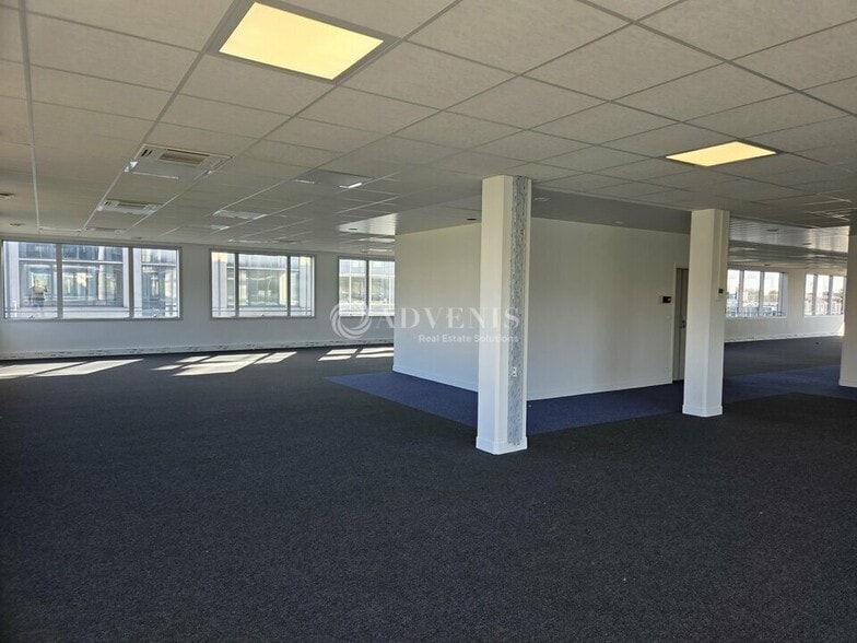 Office in Villepinte for lease - Interior Photo - Image 2 of 15