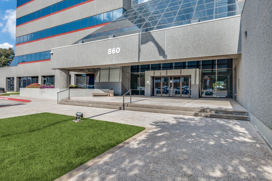 860 W Airport Fwy, Hurst, TX for lease - Building Photo - Image 2 of 7