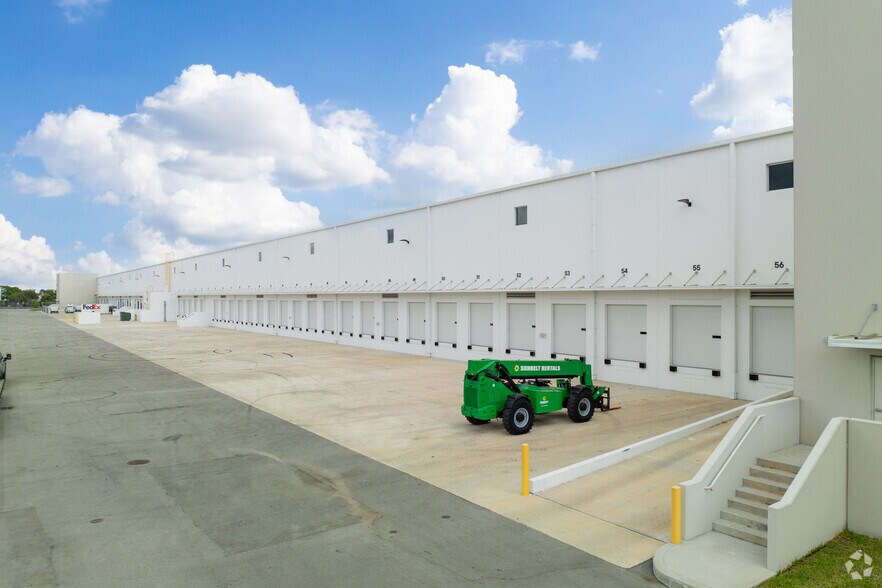 12700 NW Le Jeune Rd, Opa Locka, FL à louer - Photo du bâtiment - Image 2 de 8