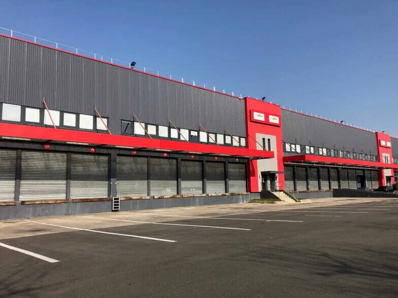 Industrial in Le Blanc-Mesnil for lease - Building Photo - Image 1 of 11