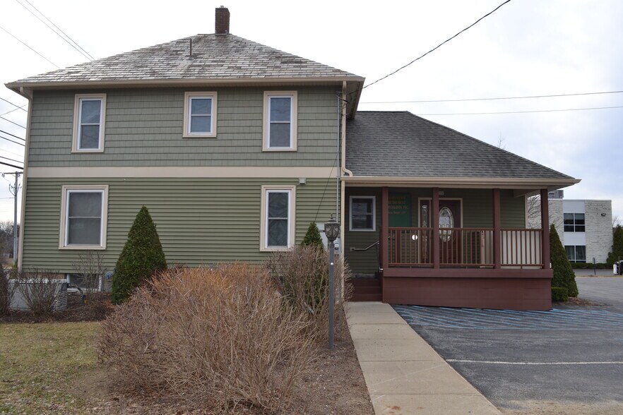 351 Bay Rd, Queensbury, NY à vendre - Photo du bâtiment - Image 2 de 3