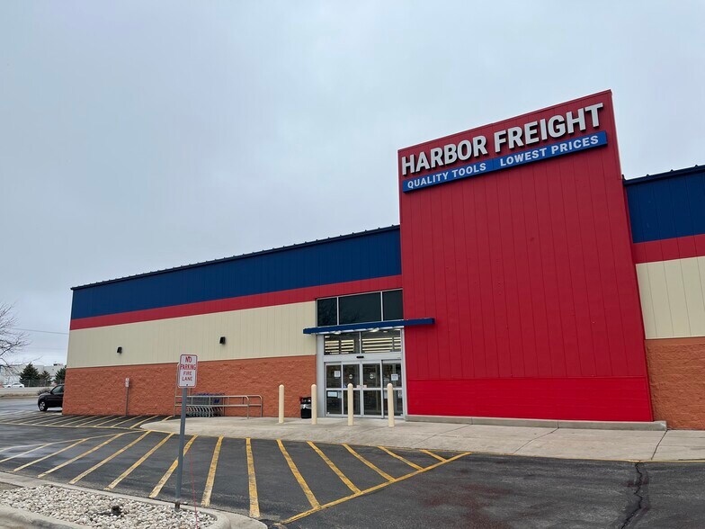 335 N Pioneer Rd, Fond Du Lac, WI for sale - Building Photo - Image 2 of 18