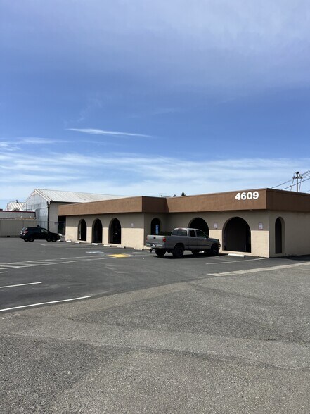 4609 Auburn Blvd, Sacramento, CA à louer - Photo du bâtiment - Image 1 de 7