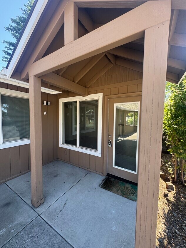 909 SE 2nd St, Bend, OR for lease Building Photo- Image 1 of 9