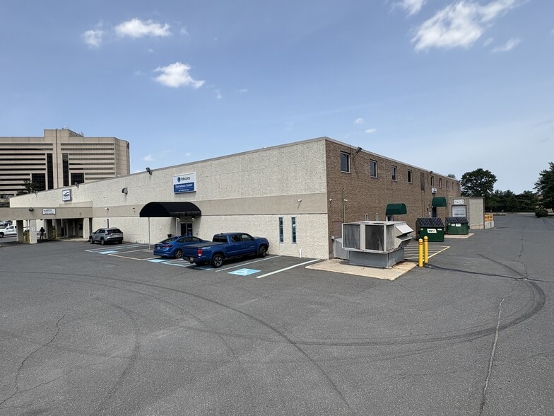 135 Raritan Center Pky, Edison, NJ à louer - Photo du bâtiment - Image 3 de 6