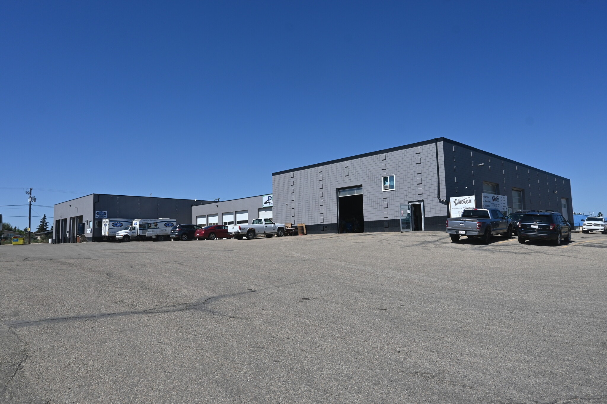 6850 52 Av, Red Deer, AB à louer Photo du bâtiment- Image 1 de 3
