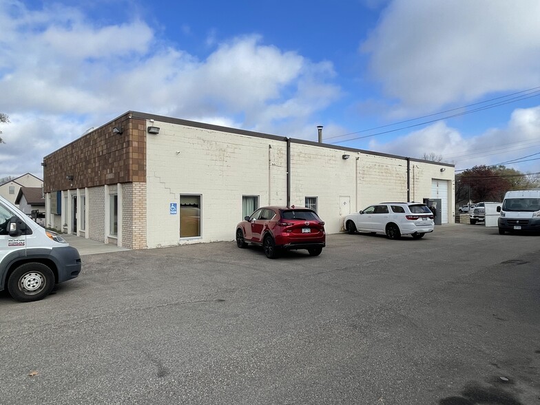 8465 NE Center Dr, Minneapolis, MN for lease - Building Photo - Image 2 of 4