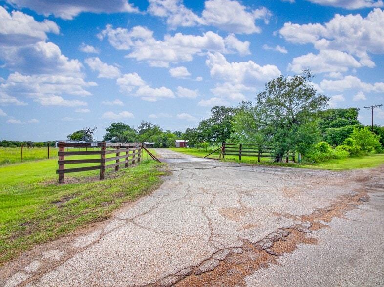 425 Seawillow Rd, Lockhart, TX for sale - Building Photo - Image 3 of 31