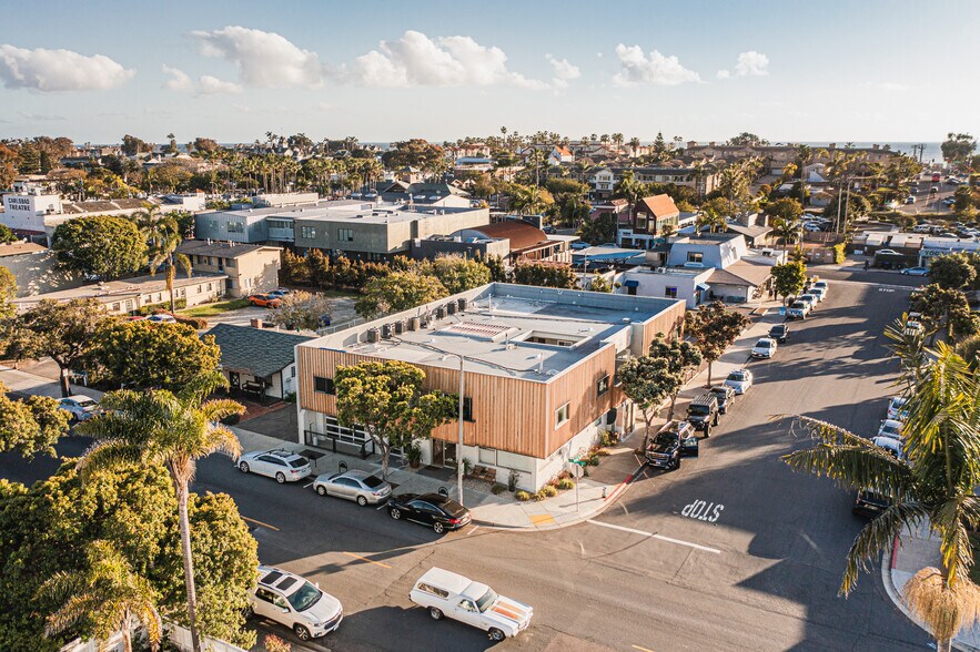 2727 Roosevelt St, Carlsbad, CA à louer - Photo du bâtiment - Image 3 de 8