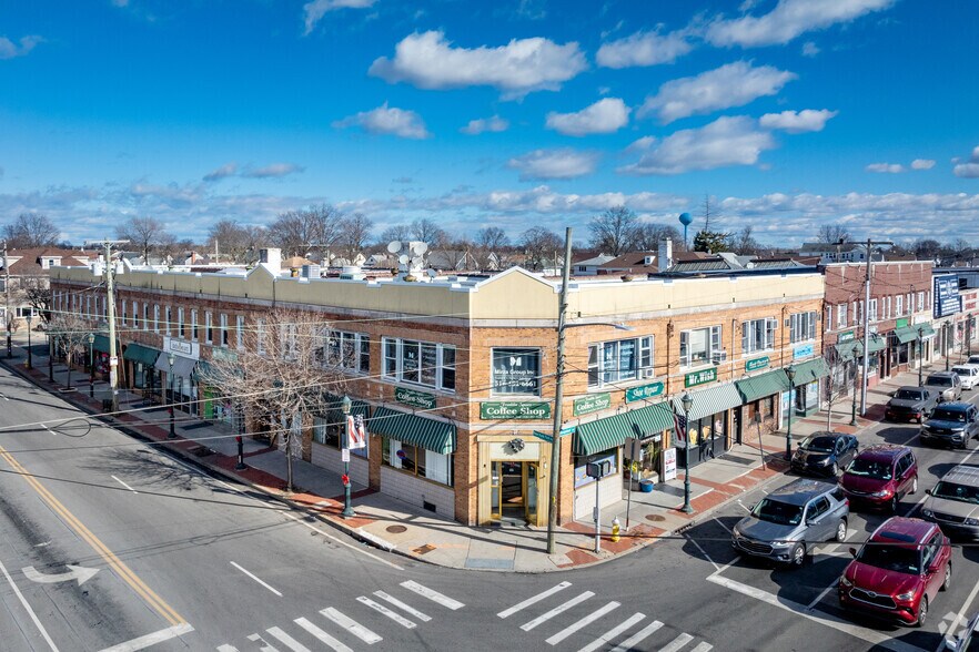4 New Hyde Park Rd, Franklin Square, NY à vendre - Photo principale - Image 1 de 1