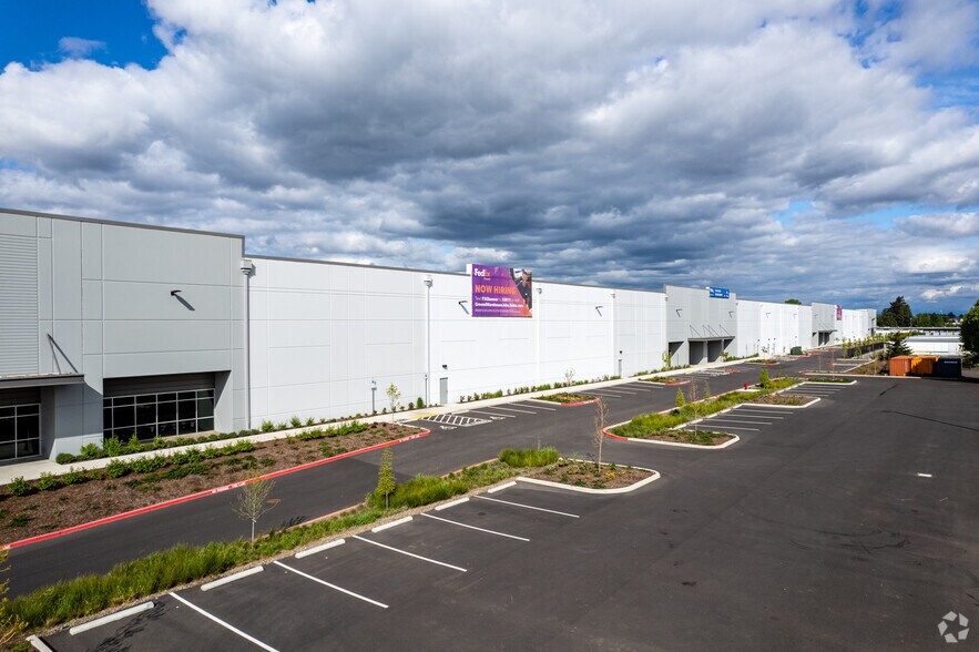 755 NE Columbia Blvd, Portland, OR à louer - Photo du bâtiment - Image 3 de 11