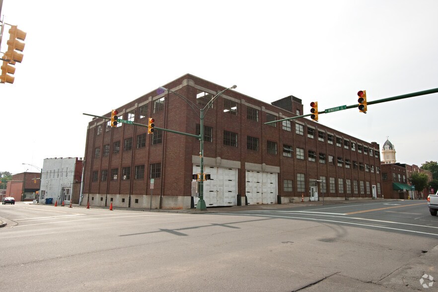 109 N Hayne St, Monroe, NC à vendre - Photo du bâtiment - Image 2 de 135