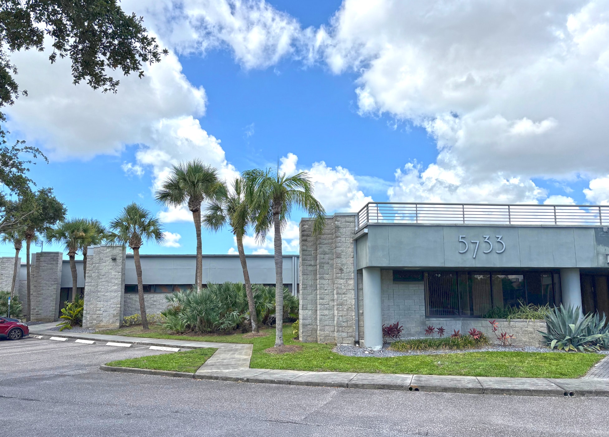 5733 Myerlake Cir, Clearwater, FL for sale Primary Photo- Image 1 of 19