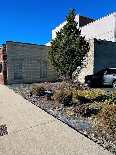 2404-2606 W Clybourn St, Milwaukee, WI for lease - Building Photo - Image 3 of 4