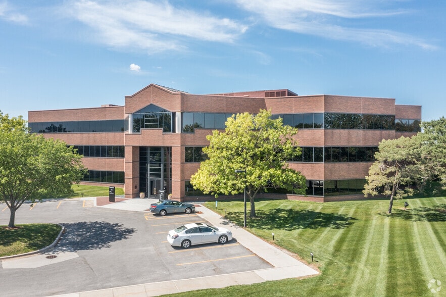4601 Westown Pky, West Des Moines, IA à louer - Photo du bâtiment - Image 1 de 13