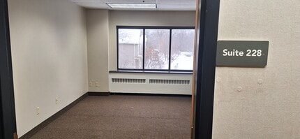 750 2nd St NE, Hopkins, MN à louer Photo intérieure- Image 1 de 1