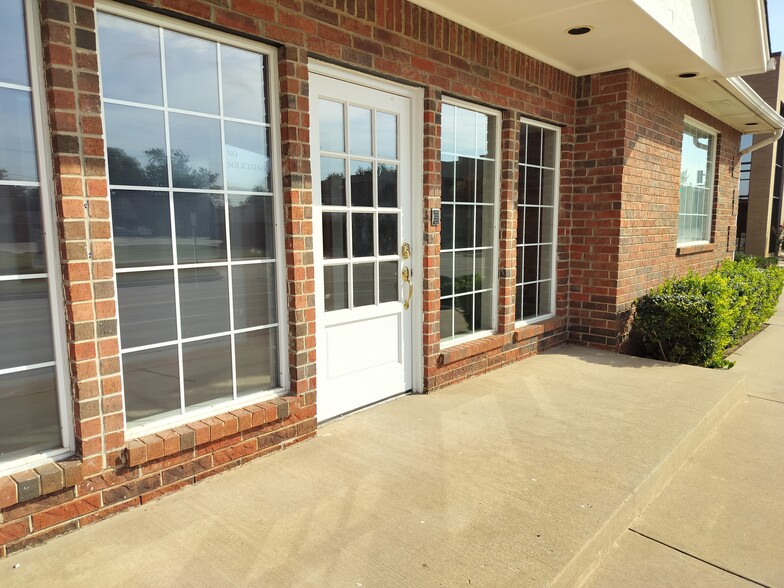 320 N Broadway, Edmond, OK for lease - Building Photo - Image 3 of 20