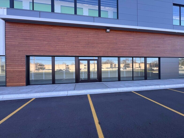 27900 Hoover Rd, Warren, MI à louer - Photo du bâtiment - Image 2 de 3